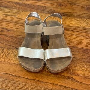 Pierre Dumas Platform Sandal Shoes
Girls Size 12
Smoke Free Home
Bundle & Save o